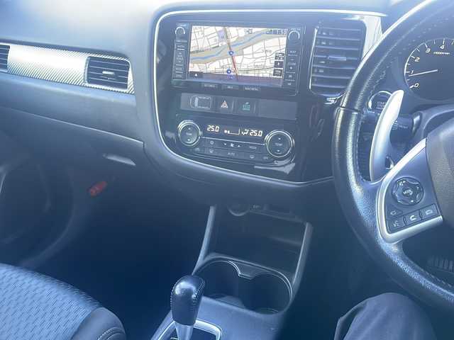 三菱 アウトランダー 24G ナビパッケージ 福島県 2014(平26)年 8.9万km シルキーホワイト e-Assist/・衝突被害軽減ブレーキ/・車線逸脱警報装置/・アダプティブクルーズコントロール/・誤発進抑制装置/純正メモリーナビ/・型番：J-11/・フルセグTV/BT/SD/CD/DVD/USB/iPod/FM/AM/・バックカメラ/・ビルトインETC/革張りステアリング/・ステアリングスイッチ/・パドルシフト/電動リアゲート/アイドリングストップ/3列シート/・フルフラットシート/プッシュスタート/・スマートキー/LEDヘッドライト/・オートライト/・フォグランプ/社外16インチAW/・TRGホイール/積込みサマータイヤ/・純正AW/・溝5mm/純正フロアマット/純正ドアバイザー/4WD