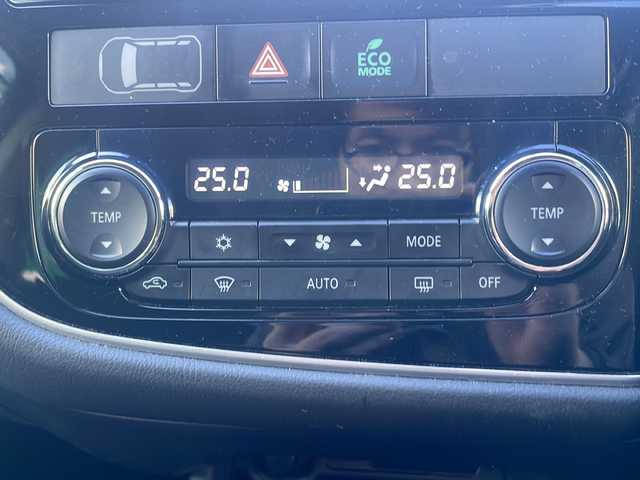 三菱 アウトランダー 24G ナビパッケージ 福島県 2014(平26)年 8.9万km シルキーホワイト e-Assist/・衝突被害軽減ブレーキ/・車線逸脱警報装置/・アダプティブクルーズコントロール/・誤発進抑制装置/純正メモリーナビ/・型番：J-11/・フルセグTV/BT/SD/CD/DVD/USB/iPod/FM/AM/・バックカメラ/・ビルトインETC/革張りステアリング/・ステアリングスイッチ/・パドルシフト/電動リアゲート/アイドリングストップ/3列シート/・フルフラットシート/プッシュスタート/・スマートキー/LEDヘッドライト/・オートライト/・フォグランプ/社外16インチAW/・TRGホイール/積込みサマータイヤ/・純正AW/・溝5mm/純正フロアマット/純正ドアバイザー/4WD