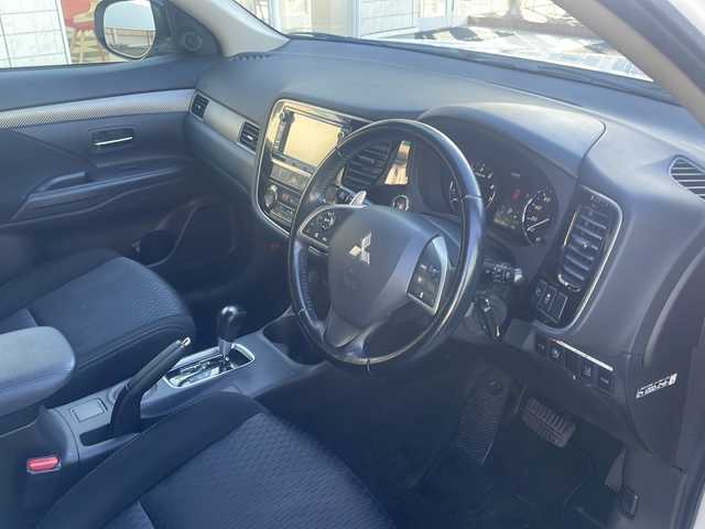 三菱 アウトランダー 24G ナビパッケージ 福島県 2014(平26)年 8.9万km シルキーホワイト e-Assist/・衝突被害軽減ブレーキ/・車線逸脱警報装置/・アダプティブクルーズコントロール/・誤発進抑制装置/純正メモリーナビ/・型番：J-11/・フルセグTV/BT/SD/CD/DVD/USB/iPod/FM/AM/・バックカメラ/・ビルトインETC/革張りステアリング/・ステアリングスイッチ/・パドルシフト/電動リアゲート/アイドリングストップ/3列シート/・フルフラットシート/プッシュスタート/・スマートキー/LEDヘッドライト/・オートライト/・フォグランプ/社外16インチAW/・TRGホイール/積込みサマータイヤ/・純正AW/・溝5mm/純正フロアマット/純正ドアバイザー/4WD