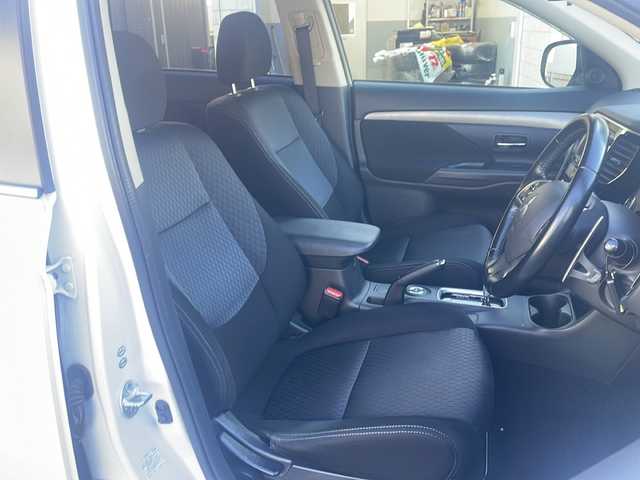 三菱 アウトランダー 24G ナビパッケージ 福島県 2014(平26)年 8.9万km シルキーホワイト e-Assist/・衝突被害軽減ブレーキ/・車線逸脱警報装置/・アダプティブクルーズコントロール/・誤発進抑制装置/純正メモリーナビ/・型番：J-11/・フルセグTV/BT/SD/CD/DVD/USB/iPod/FM/AM/・バックカメラ/・ビルトインETC/革張りステアリング/・ステアリングスイッチ/・パドルシフト/電動リアゲート/アイドリングストップ/3列シート/・フルフラットシート/プッシュスタート/・スマートキー/LEDヘッドライト/・オートライト/・フォグランプ/社外16インチAW/・TRGホイール/積込みサマータイヤ/・純正AW/・溝5mm/純正フロアマット/純正ドアバイザー/4WD