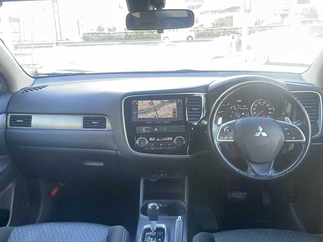 三菱 アウトランダー 24G ナビパッケージ 福島県 2014(平26)年 8.9万km シルキーホワイト e-Assist/・衝突被害軽減ブレーキ/・車線逸脱警報装置/・アダプティブクルーズコントロール/・誤発進抑制装置/純正メモリーナビ/・型番：J-11/・フルセグTV/BT/SD/CD/DVD/USB/iPod/FM/AM/・バックカメラ/・ビルトインETC/革張りステアリング/・ステアリングスイッチ/・パドルシフト/電動リアゲート/アイドリングストップ/3列シート/・フルフラットシート/プッシュスタート/・スマートキー/LEDヘッドライト/・オートライト/・フォグランプ/社外16インチAW/・TRGホイール/積込みサマータイヤ/・純正AW/・溝5mm/純正フロアマット/純正ドアバイザー/4WD