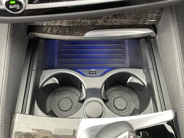 ＢＭＷ ５２３ｄ Mスポーツ 大分県 2020(令2)年 2.3万km アルピンホワイトⅢ ワンオーナー/インテリジェントセーフティ/ヘッドアップディスプレイ/360°モニター/純正10.25インチHDDナビゲーション/【フルセグTV、DVD再生可、BT対応、USB】/ステアリングスイッチ/黒レザーシート/・運転席2メモリーシート/・前席パワーシート/・全席シートヒーター/ミラー一体型ETC/SOSコール/レインセンサー/パワーバックドア/純正ドライブレコーダー(前方)/アイドリングストップ/横滑り防止装置/電動格納ミラー/純正フロアマット/オートライト/LEDヘッドライト/LEDフォグ/純正19インチアルミホイール/コーナーセンサー/保証書、取説、スペアキー有り