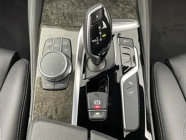 ＢＭＷ ５２３ｄ Mスポーツ 大分県 2020(令2)年 2.3万km アルピンホワイトⅢ ワンオーナー/インテリジェントセーフティ/ヘッドアップディスプレイ/360°モニター/純正10.25インチHDDナビゲーション/【フルセグTV、DVD再生可、BT対応、USB】/ステアリングスイッチ/黒レザーシート/・運転席2メモリーシート/・前席パワーシート/・全席シートヒーター/ミラー一体型ETC/SOSコール/レインセンサー/パワーバックドア/純正ドライブレコーダー(前方)/アイドリングストップ/横滑り防止装置/電動格納ミラー/純正フロアマット/オートライト/LEDヘッドライト/LEDフォグ/純正19インチアルミホイール/コーナーセンサー/保証書、取説、スペアキー有り