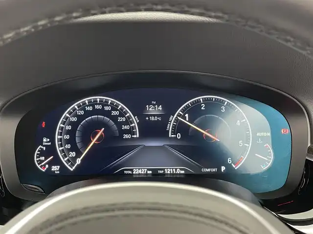 ＢＭＷ ５２３ｄ Mスポーツ 大分県 2020(令2)年 2.3万km アルピンホワイトⅢ ワンオーナー/インテリジェントセーフティ/ヘッドアップディスプレイ/360°モニター/純正10.25インチHDDナビゲーション/【フルセグTV、DVD再生可、BT対応、USB】/ステアリングスイッチ/黒レザーシート/・運転席2メモリーシート/・前席パワーシート/・全席シートヒーター/ミラー一体型ETC/SOSコール/レインセンサー/パワーバックドア/純正ドライブレコーダー(前方)/アイドリングストップ/横滑り防止装置/電動格納ミラー/純正フロアマット/オートライト/LEDヘッドライト/LEDフォグ/純正19インチアルミホイール/コーナーセンサー/保証書、取説、スペアキー有り