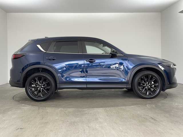 マツダ ＣＸ－５ XD ブラックトーンエディション 兵庫県 2022(令4)年 4.8万km ディープクリスタルブルーマイカ ・純正10.25インチナビ/CD/DVD/Bluetooth/TV/USB/・360°ビューモニター/・BOSEサウンドシステム/・ETC/・i-ACTIVSENSE/・スマートブレーキサポート/・スマートシティブレーキサポート/・レーンキープアシストシステム/・車間認知支援システム/・車線逸脱警報システム/・ブラインドスポットモニタリング/・クルージング＆トラフィックサポート/・ハンズフリー機能付パワーリフトゲート/・革巻きステアリング/・ステアリングスイッチ/・パドルシフト/・ステアリングヒーター/・ヘッドアップディスプレイ/・ハーフレザーシート/・運転席メモリー付きパワーシート/・前席シートヒーター/・純正フロアマット/・ＬＥＤヘッドライト/・オートライト/・アダプティブハイビームアシスト/・純正19インチアルミホイール/・置くだけ充電/・アイドリングストップ