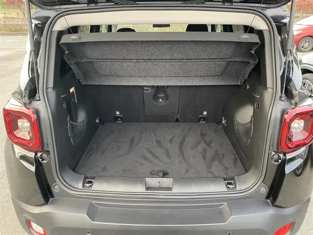 クライスラー・ジープ ジープ レネゲード トレイルホーク 福岡県 2019(令1)年 6.3万km 黒 ・クルーズコントロール/・純正ナビ/Bluetooth/USB/AUX/・バックカメラ/・ドライブレコーダー/・フルセグ/・ETC/・純正17AW/・LEDライト/・ブラインドスポット/・ダウンヒルアシスト