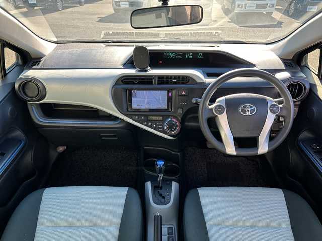 トヨタ アクア S 茨城県 2013(平25)年 8.4万km グレーメタリック 純正メモリナビ【NSLN-W62】/(地デジTV・BT・ラジオ再生)/ETC/バックカメラ/オートライト/LEDヘッドライト/純正フロアマット/スマートキー/取扱説明書/保証書