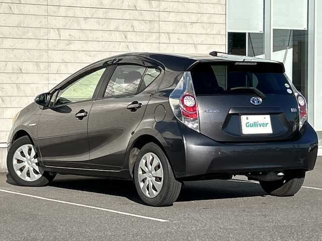 トヨタ アクア S 茨城県 2013(平25)年 8.4万km グレーメタリック 純正メモリナビ【NSLN-W62】/(地デジTV・BT・ラジオ再生)/ETC/バックカメラ/オートライト/LEDヘッドライト/純正フロアマット/スマートキー/取扱説明書/保証書