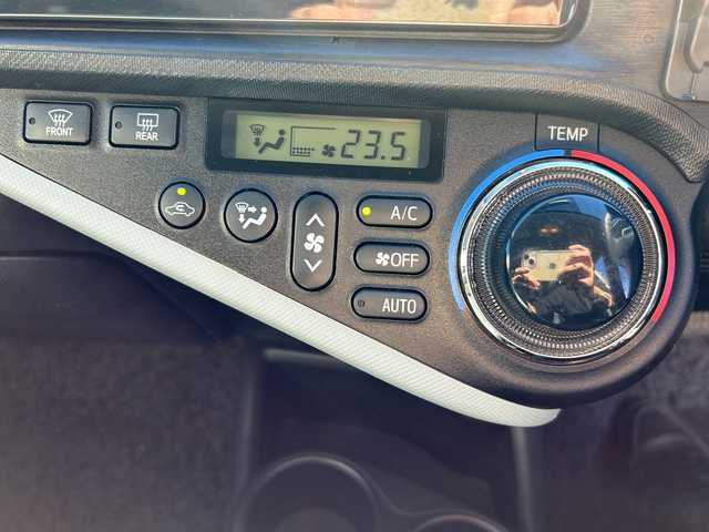 トヨタ アクア S 茨城県 2013(平25)年 8.4万km グレーメタリック 純正メモリナビ【NSLN-W62】/(地デジTV・BT・ラジオ再生)/ETC/バックカメラ/オートライト/LEDヘッドライト/純正フロアマット/スマートキー/取扱説明書/保証書