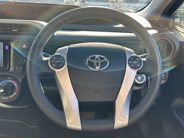 トヨタ アクア S 茨城県 2013(平25)年 8.4万km グレーメタリック 純正メモリナビ【NSLN-W62】/(地デジTV・BT・ラジオ再生)/ETC/バックカメラ/オートライト/LEDヘッドライト/純正フロアマット/スマートキー/取扱説明書/保証書