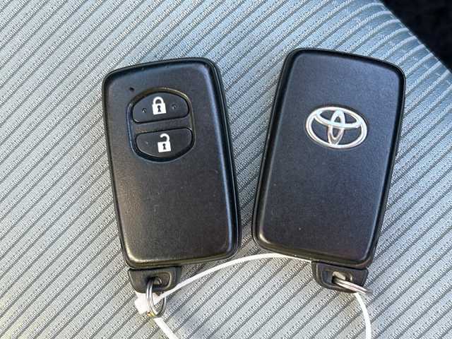 トヨタ アクア S 茨城県 2013(平25)年 8.4万km グレーメタリック 純正メモリナビ【NSLN-W62】/(地デジTV・BT・ラジオ再生)/ETC/バックカメラ/オートライト/LEDヘッドライト/純正フロアマット/スマートキー/取扱説明書/保証書