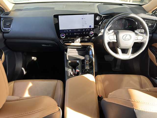 レクサス ＮＸ 250 バージョンL 静岡県 2022(令4)年 2万km ソニッククォーツ 純正ナビ/・ラジオ/フルセグTV/・Bluetooth/USB/CD/DVD/Miracast/主要装備/・レーダークルーズコントロール　/・ドライブレコーダー　/・ＥＴＣ２．０　/・ステアリングリモコン　/・パノラマルーフ　/・デジタルインナーミラー　/・シートヒーター　/・エアシート　/・ヘッドアップディスプレイ　/・ＢＳＭ/・ハンドルヒーター/・パドルシフト/・オートライト/・オートハイビーム/・アイドリングストップ/・ホールド/・パワーバックドア/・SOSコール/・ヒーテッドドアミラー/・プッシュスタート/・スマートキー