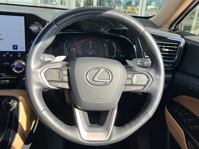 レクサス ＮＸ 250 バージョンL 静岡県 2022(令4)年 2万km ソニッククォーツ 純正ナビ/・ラジオ/フルセグTV/・Bluetooth/USB/CD/DVD/Miracast/主要装備/・レーダークルーズコントロール　/・ドライブレコーダー　/・ＥＴＣ２．０　/・ステアリングリモコン　/・パノラマルーフ　/・デジタルインナーミラー　/・シートヒーター　/・エアシート　/・ヘッドアップディスプレイ　/・ＢＳＭ/・ハンドルヒーター/・パドルシフト/・オートライト/・オートハイビーム/・アイドリングストップ/・ホールド/・パワーバックドア/・SOSコール/・ヒーテッドドアミラー/・プッシュスタート/・スマートキー