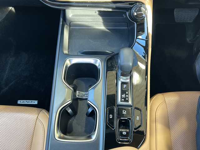 レクサス ＮＸ 250 バージョンL 静岡県 2022(令4)年 2万km ソニッククォーツ 純正ナビ/・ラジオ/フルセグTV/・Bluetooth/USB/CD/DVD/Miracast/主要装備/・レーダークルーズコントロール　/・ドライブレコーダー　/・ＥＴＣ２．０　/・ステアリングリモコン　/・パノラマルーフ　/・デジタルインナーミラー　/・シートヒーター　/・エアシート　/・ヘッドアップディスプレイ　/・ＢＳＭ/・ハンドルヒーター/・パドルシフト/・オートライト/・オートハイビーム/・アイドリングストップ/・ホールド/・パワーバックドア/・SOSコール/・ヒーテッドドアミラー/・プッシュスタート/・スマートキー