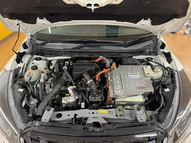 日産 キックス X 群馬県 2021(令3)年 6.2万km ブリリアントホワイトパール/ピュアブラック 2トーン 安全性能/・プロパイロット/・エマージェンシーブレーキ/・駐車支援/・車線逸脱防止支援/純正9インチナビ/　　フルセグ/BT/CD/DVD/    FM/AM/ipod/USB/    SD/MUSICSTOCKER/アラウンドビューモニター/デジタルインナーミラー/ブラックハーフレザーシート/オートLEDヘッドライト/フォグランプ/本革巻きステアリング/スマートキー2本/電動パーキングブレーキ/オートブレーキホールド/純正フロアマット/純正17AW/前後ドライブレコーダー/ビルドインETC