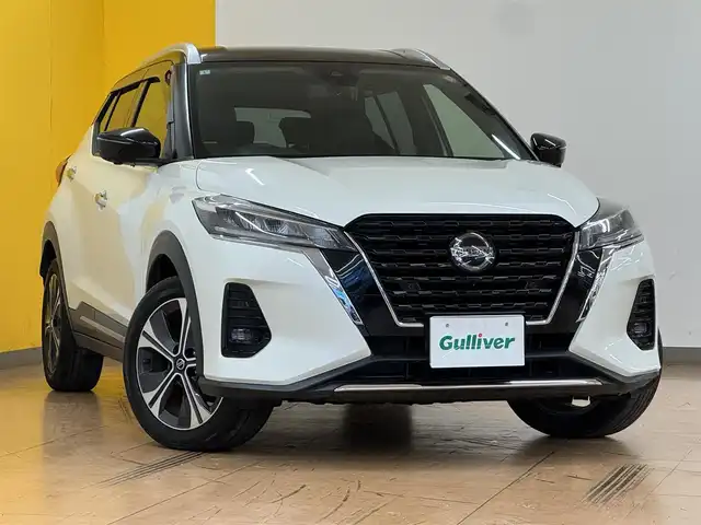 日産 キックス X 群馬県 2021(令3)年 6.2万km ブリリアントホワイトパール/ピュアブラック 2トーン 安全性能/・プロパイロット/・エマージェンシーブレーキ/・駐車支援/・車線逸脱防止支援/純正9インチナビ/　　フルセグ/BT/CD/DVD/    FM/AM/ipod/USB/    SD/MUSICSTOCKER/アラウンドビューモニター/デジタルインナーミラー/ブラックハーフレザーシート/オートLEDヘッドライト/フォグランプ/本革巻きステアリング/スマートキー2本/電動パーキングブレーキ/オートブレーキホールド/純正フロアマット/純正17AW/前後ドライブレコーダー/ビルドインETC