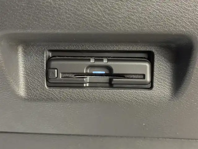 日産 キックス X 群馬県 2021(令3)年 6.2万km ブリリアントホワイトパール/ピュアブラック 2トーン 安全性能/・プロパイロット/・エマージェンシーブレーキ/・駐車支援/・車線逸脱防止支援/純正9インチナビ/　　フルセグ/BT/CD/DVD/    FM/AM/ipod/USB/    SD/MUSICSTOCKER/アラウンドビューモニター/デジタルインナーミラー/ブラックハーフレザーシート/オートLEDヘッドライト/フォグランプ/本革巻きステアリング/スマートキー2本/電動パーキングブレーキ/オートブレーキホールド/純正フロアマット/純正17AW/前後ドライブレコーダー/ビルドインETC