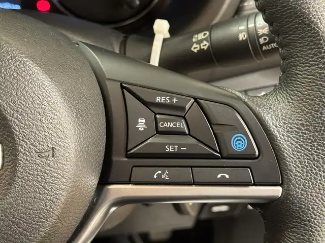 日産 キックス X 群馬県 2021(令3)年 6.2万km ブリリアントホワイトパール/ピュアブラック 2トーン 安全性能/・プロパイロット/・エマージェンシーブレーキ/・駐車支援/・車線逸脱防止支援/純正9インチナビ/　　フルセグ/BT/CD/DVD/    FM/AM/ipod/USB/    SD/MUSICSTOCKER/アラウンドビューモニター/デジタルインナーミラー/ブラックハーフレザーシート/オートLEDヘッドライト/フォグランプ/本革巻きステアリング/スマートキー2本/電動パーキングブレーキ/オートブレーキホールド/純正フロアマット/純正17AW/前後ドライブレコーダー/ビルドインETC