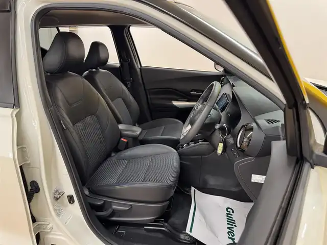 日産 キックス X 群馬県 2021(令3)年 6.2万km ブリリアントホワイトパール/ピュアブラック 2トーン 安全性能/・プロパイロット/・エマージェンシーブレーキ/・駐車支援/・車線逸脱防止支援/純正9インチナビ/　　フルセグ/BT/CD/DVD/    FM/AM/ipod/USB/    SD/MUSICSTOCKER/アラウンドビューモニター/デジタルインナーミラー/ブラックハーフレザーシート/オートLEDヘッドライト/フォグランプ/本革巻きステアリング/スマートキー2本/電動パーキングブレーキ/オートブレーキホールド/純正フロアマット/純正17AW/前後ドライブレコーダー/ビルドインETC