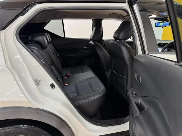 日産 キックス X 群馬県 2021(令3)年 6.2万km ブリリアントホワイトパール/ピュアブラック 2トーン 安全性能/・プロパイロット/・エマージェンシーブレーキ/・駐車支援/・車線逸脱防止支援/純正9インチナビ/　　フルセグ/BT/CD/DVD/    FM/AM/ipod/USB/    SD/MUSICSTOCKER/アラウンドビューモニター/デジタルインナーミラー/ブラックハーフレザーシート/オートLEDヘッドライト/フォグランプ/本革巻きステアリング/スマートキー2本/電動パーキングブレーキ/オートブレーキホールド/純正フロアマット/純正17AW/前後ドライブレコーダー/ビルドインETC