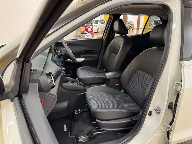 日産 キックス X 群馬県 2021(令3)年 6.2万km ブリリアントホワイトパール/ピュアブラック 2トーン 安全性能/・プロパイロット/・エマージェンシーブレーキ/・駐車支援/・車線逸脱防止支援/純正9インチナビ/　　フルセグ/BT/CD/DVD/    FM/AM/ipod/USB/    SD/MUSICSTOCKER/アラウンドビューモニター/デジタルインナーミラー/ブラックハーフレザーシート/オートLEDヘッドライト/フォグランプ/本革巻きステアリング/スマートキー2本/電動パーキングブレーキ/オートブレーキホールド/純正フロアマット/純正17AW/前後ドライブレコーダー/ビルドインETC