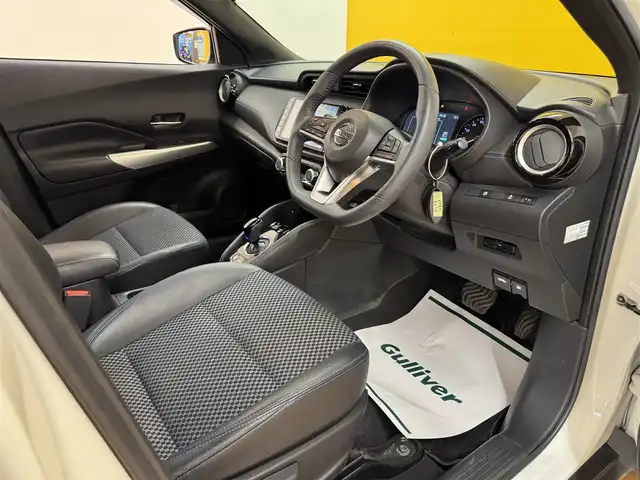 日産 キックス X 群馬県 2021(令3)年 6.2万km ブリリアントホワイトパール/ピュアブラック 2トーン 安全性能/・プロパイロット/・エマージェンシーブレーキ/・駐車支援/・車線逸脱防止支援/純正9インチナビ/　　フルセグ/BT/CD/DVD/    FM/AM/ipod/USB/    SD/MUSICSTOCKER/アラウンドビューモニター/デジタルインナーミラー/ブラックハーフレザーシート/オートLEDヘッドライト/フォグランプ/本革巻きステアリング/スマートキー2本/電動パーキングブレーキ/オートブレーキホールド/純正フロアマット/純正17AW/前後ドライブレコーダー/ビルドインETC