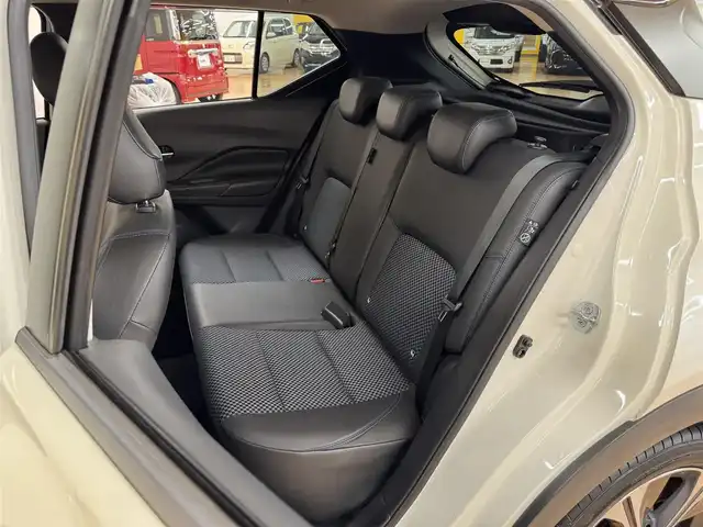 日産 キックス X 群馬県 2021(令3)年 6.2万km ブリリアントホワイトパール/ピュアブラック 2トーン 安全性能/・プロパイロット/・エマージェンシーブレーキ/・駐車支援/・車線逸脱防止支援/純正9インチナビ/　　フルセグ/BT/CD/DVD/    FM/AM/ipod/USB/    SD/MUSICSTOCKER/アラウンドビューモニター/デジタルインナーミラー/ブラックハーフレザーシート/オートLEDヘッドライト/フォグランプ/本革巻きステアリング/スマートキー2本/電動パーキングブレーキ/オートブレーキホールド/純正フロアマット/純正17AW/前後ドライブレコーダー/ビルドインETC