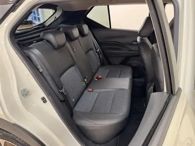 日産 キックス X 群馬県 2021(令3)年 6.2万km ブリリアントホワイトパール/ピュアブラック 2トーン 安全性能/・プロパイロット/・エマージェンシーブレーキ/・駐車支援/・車線逸脱防止支援/純正9インチナビ/　　フルセグ/BT/CD/DVD/    FM/AM/ipod/USB/    SD/MUSICSTOCKER/アラウンドビューモニター/デジタルインナーミラー/ブラックハーフレザーシート/オートLEDヘッドライト/フォグランプ/本革巻きステアリング/スマートキー2本/電動パーキングブレーキ/オートブレーキホールド/純正フロアマット/純正17AW/前後ドライブレコーダー/ビルドインETC