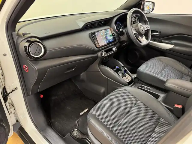 日産 キックス X 群馬県 2021(令3)年 6.2万km ブリリアントホワイトパール/ピュアブラック 2トーン 安全性能/・プロパイロット/・エマージェンシーブレーキ/・駐車支援/・車線逸脱防止支援/純正9インチナビ/　　フルセグ/BT/CD/DVD/    FM/AM/ipod/USB/    SD/MUSICSTOCKER/アラウンドビューモニター/デジタルインナーミラー/ブラックハーフレザーシート/オートLEDヘッドライト/フォグランプ/本革巻きステアリング/スマートキー2本/電動パーキングブレーキ/オートブレーキホールド/純正フロアマット/純正17AW/前後ドライブレコーダー/ビルドインETC