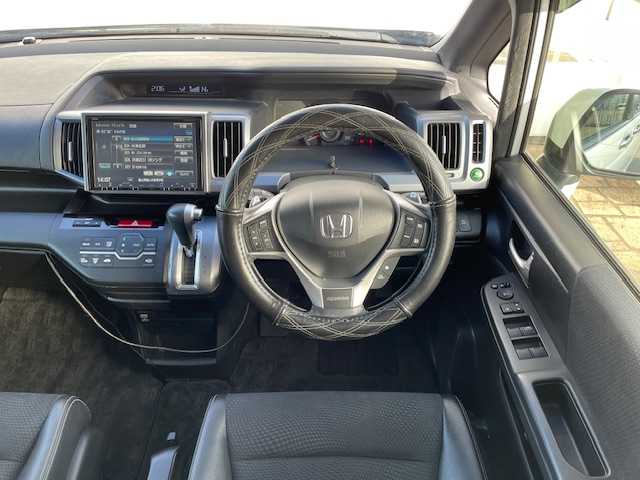 ホンダ ステップワゴン スパーダ Z クールスピリット 富山県 2014(平26)年 11.1万km ホワイトオーキッドパール (株)IDOMが運営する【じしゃロン富山店】の自社ローン対象車両になります。こちらは現金ご利用時の価格です。自社ローンご希望の方は別途その旨お申付け下さい。/純正８インチインターナビ/FM/AM/CD/DVD/TV/SD/USB/バックカメラ/ETC/両側パワースライドドア/横滑り防止/クルーズコントロール/アイドリングストップ/ステアリングリモコン/ハーフレザーシート/HID/オートライト/ドアバイザー