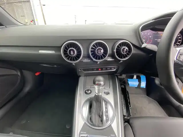 アウディ ＴＴロードスター 2．0 TFSI クワトロ 福岡県 2017(平29)年 5.9万km 黄 ・純正ＳＤナビ／Ｂｌｕｅｔｏｏｔｈ／ＣＤ／ＤＶＤ／ＡＵＸ/・バックカメラ/・社外ドライブレコーダー/・フルセグ/・ＥＴＣ/・純正１９ＡＷ/・プッシュスタート/・スマートキー/・パワーシート/・オートライト/・ＬＥＤライト