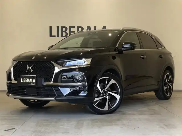 ＤＳオートモビル シトロエン ＤＳ７ クロスバック オペラ ブルーHDi 熊本県 2023(令5)年 1.3万km ノアールペルラネラ ・スマートキー/・プッシュスタート/・パノラマサンルーフ/・アクティブセーフティブレーキ/・トラフィックサインインフォメーション/・疲労検知/・ナイトヴィジョン/・パーキングアシスト/・インテリジェントハイビーム/・パーキングセンサー/・ブラインドスポットモニター/・クルーズコントロール(追従式)/・黒革シート/・前席パワーシート /・前席シートヒーター ＆エアシート /・純正メモリナビ/　【Bluetooth・USB・AppleCarPlay・AndroidAuto】/・FOCAL ELECTRAサウンドシステム/・フルセグTV/・全方位カメラ＆左サイドカメラ/・ETC/・ドライブレコーダー(前後録画)/・アクティブサスペンション/・LEDヘッドランプ/・LEDフォグランプ/・純正マット