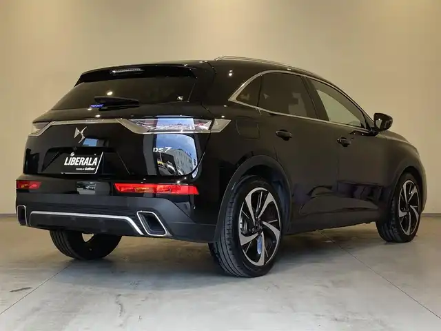 ＤＳオートモビル シトロエン ＤＳ７ クロスバック オペラ ブルーHDi 熊本県 2023(令5)年 1.3万km ノアールペルラネラ ・スマートキー/・プッシュスタート/・パノラマサンルーフ/・アクティブセーフティブレーキ/・トラフィックサインインフォメーション/・疲労検知/・ナイトヴィジョン/・パーキングアシスト/・インテリジェントハイビーム/・パーキングセンサー/・ブラインドスポットモニター/・クルーズコントロール(追従式)/・黒革シート/・前席パワーシート /・前席シートヒーター ＆エアシート /・純正メモリナビ/　【Bluetooth・USB・AppleCarPlay・AndroidAuto】/・FOCAL ELECTRAサウンドシステム/・フルセグTV/・全方位カメラ＆左サイドカメラ/・ETC/・ドライブレコーダー(前後録画)/・アクティブサスペンション/・LEDヘッドランプ/・LEDフォグランプ/・純正マット