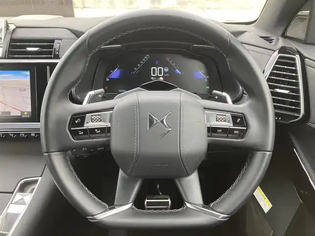 ＤＳオートモビル シトロエン ＤＳ７ クロスバック オペラ ブルーHDi 熊本県 2023(令5)年 1.3万km ノアールペルラネラ ・スマートキー/・プッシュスタート/・パノラマサンルーフ/・アクティブセーフティブレーキ/・トラフィックサインインフォメーション/・疲労検知/・ナイトヴィジョン/・パーキングアシスト/・インテリジェントハイビーム/・パーキングセンサー/・ブラインドスポットモニター/・クルーズコントロール(追従式)/・黒革シート/・前席パワーシート /・前席シートヒーター ＆エアシート /・純正メモリナビ/　【Bluetooth・USB・AppleCarPlay・AndroidAuto】/・FOCAL ELECTRAサウンドシステム/・フルセグTV/・全方位カメラ＆左サイドカメラ/・ETC/・ドライブレコーダー(前後録画)/・アクティブサスペンション/・LEDヘッドランプ/・LEDフォグランプ/・純正マット