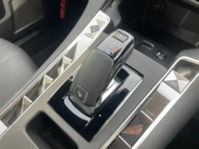 ＤＳオートモビル シトロエン ＤＳ７ クロスバック オペラ ブルーHDi 熊本県 2023(令5)年 1.3万km ノアールペルラネラ ・スマートキー/・プッシュスタート/・パノラマサンルーフ/・アクティブセーフティブレーキ/・トラフィックサインインフォメーション/・疲労検知/・ナイトヴィジョン/・パーキングアシスト/・インテリジェントハイビーム/・パーキングセンサー/・ブラインドスポットモニター/・クルーズコントロール(追従式)/・黒革シート/・前席パワーシート /・前席シートヒーター ＆エアシート /・純正メモリナビ/　【Bluetooth・USB・AppleCarPlay・AndroidAuto】/・FOCAL ELECTRAサウンドシステム/・フルセグTV/・全方位カメラ＆左サイドカメラ/・ETC/・ドライブレコーダー(前後録画)/・アクティブサスペンション/・LEDヘッドランプ/・LEDフォグランプ/・純正マット