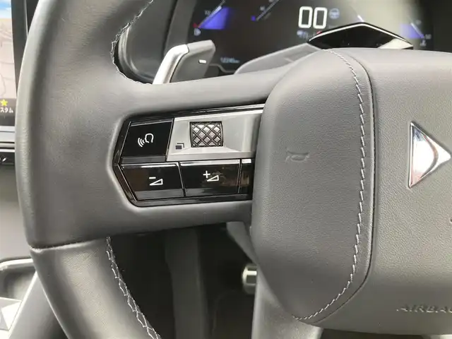ＤＳオートモビル シトロエン ＤＳ７ クロスバック オペラ ブルーHDi 熊本県 2023(令5)年 1.3万km ノアールペルラネラ ・スマートキー/・プッシュスタート/・パノラマサンルーフ/・アクティブセーフティブレーキ/・トラフィックサインインフォメーション/・疲労検知/・ナイトヴィジョン/・パーキングアシスト/・インテリジェントハイビーム/・パーキングセンサー/・ブラインドスポットモニター/・クルーズコントロール(追従式)/・黒革シート/・前席パワーシート /・前席シートヒーター ＆エアシート /・純正メモリナビ/　【Bluetooth・USB・AppleCarPlay・AndroidAuto】/・FOCAL ELECTRAサウンドシステム/・フルセグTV/・全方位カメラ＆左サイドカメラ/・ETC/・ドライブレコーダー(前後録画)/・アクティブサスペンション/・LEDヘッドランプ/・LEDフォグランプ/・純正マット
