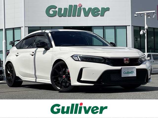 ホンダ シビック タイプR 佐賀県 2024(令6)年 0.3万km チャンピオンシップホワイト 純正9インチHonda CONNECTディスプレイ/・フルセグTV/AM/FM/USB/Bluetooth/・AppleCarPlay/AndroidAuto/バックカメラ/ビルトインETC2.0/電子パーキングブレーキ/BRAKE HOLD機能/前席Honda TYPE Rシート/TYPE R専用ステアリングホイール/アダプティブダンパーシステム/TYPE R専用サスペンション/19インチリバースリムアルミホイール/ Brembo社製フロント大径ベンチレーテッド2ピースディスクブレーキ（φ350mm）/Brembo社製フロントアルミ対向4ポットキャリパー/リアディスクブレーキ（φ305mm）/ステンレス製スポーツペダル/アルミ製シフトノブ/純正ドアバイザ―/新車時保証書/記録簿/取扱説明書/スペアキー１本/Honda SENSING/・衝突軽減ブレーキ（CMBS）/・路外逸脱抑制機能/・アダプティブクルーズコントロール（ACC）/・車線維持支援システム（LKAS）/・近距離衝突軽減ブレーキ/・先行車発進お知らせ機能/・標識認識機能/・ブラインドスポットインフォメーション/・パーキングセンサーシステム