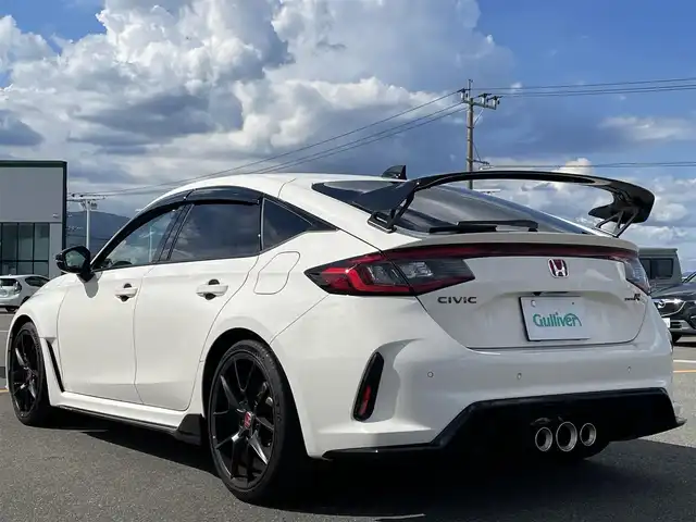 ホンダ シビック タイプR 佐賀県 2024(令6)年 0.3万km チャンピオンシップホワイト 純正9インチHonda CONNECTディスプレイ/・フルセグTV/AM/FM/USB/Bluetooth/・AppleCarPlay/AndroidAuto/バックカメラ/ビルトインETC2.0/電子パーキングブレーキ/BRAKE HOLD機能/前席Honda TYPE Rシート/TYPE R専用ステアリングホイール/アダプティブダンパーシステム/TYPE R専用サスペンション/19インチリバースリムアルミホイール/ Brembo社製フロント大径ベンチレーテッド2ピースディスクブレーキ（φ350mm）/Brembo社製フロントアルミ対向4ポットキャリパー/リアディスクブレーキ（φ305mm）/ステンレス製スポーツペダル/アルミ製シフトノブ/純正ドアバイザ―/新車時保証書/記録簿/取扱説明書/スペアキー１本/Honda SENSING/・衝突軽減ブレーキ（CMBS）/・路外逸脱抑制機能/・アダプティブクルーズコントロール（ACC）/・車線維持支援システム（LKAS）/・近距離衝突軽減ブレーキ/・先行車発進お知らせ機能/・標識認識機能/・ブラインドスポットインフォメーション/・パーキングセンサーシステム