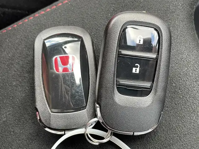 ホンダ シビック タイプR 佐賀県 2024(令6)年 0.3万km チャンピオンシップホワイト 純正9インチHonda CONNECTディスプレイ/・フルセグTV/AM/FM/USB/Bluetooth/・AppleCarPlay/AndroidAuto/バックカメラ/ビルトインETC2.0/電子パーキングブレーキ/BRAKE HOLD機能/前席Honda TYPE Rシート/TYPE R専用ステアリングホイール/アダプティブダンパーシステム/TYPE R専用サスペンション/19インチリバースリムアルミホイール/ Brembo社製フロント大径ベンチレーテッド2ピースディスクブレーキ（φ350mm）/Brembo社製フロントアルミ対向4ポットキャリパー/リアディスクブレーキ（φ305mm）/ステンレス製スポーツペダル/アルミ製シフトノブ/純正ドアバイザ―/新車時保証書/記録簿/取扱説明書/スペアキー１本/Honda SENSING/・衝突軽減ブレーキ（CMBS）/・路外逸脱抑制機能/・アダプティブクルーズコントロール（ACC）/・車線維持支援システム（LKAS）/・近距離衝突軽減ブレーキ/・先行車発進お知らせ機能/・標識認識機能/・ブラインドスポットインフォメーション/・パーキングセンサーシステム