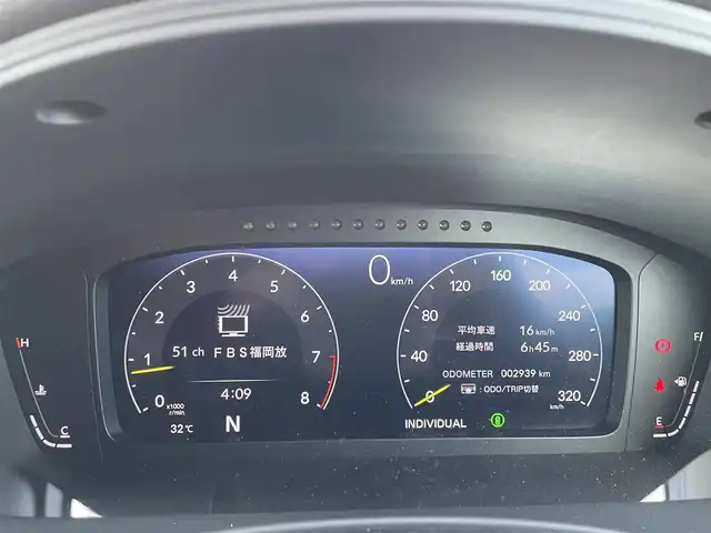 ホンダ シビック タイプR 佐賀県 2024(令6)年 0.3万km チャンピオンシップホワイト 純正9インチHonda CONNECTディスプレイ/・フルセグTV/AM/FM/USB/Bluetooth/・AppleCarPlay/AndroidAuto/バックカメラ/ビルトインETC2.0/電子パーキングブレーキ/BRAKE HOLD機能/前席Honda TYPE Rシート/TYPE R専用ステアリングホイール/アダプティブダンパーシステム/TYPE R専用サスペンション/19インチリバースリムアルミホイール/ Brembo社製フロント大径ベンチレーテッド2ピースディスクブレーキ（φ350mm）/Brembo社製フロントアルミ対向4ポットキャリパー/リアディスクブレーキ（φ305mm）/ステンレス製スポーツペダル/アルミ製シフトノブ/純正ドアバイザ―/新車時保証書/記録簿/取扱説明書/スペアキー１本/Honda SENSING/・衝突軽減ブレーキ（CMBS）/・路外逸脱抑制機能/・アダプティブクルーズコントロール（ACC）/・車線維持支援システム（LKAS）/・近距離衝突軽減ブレーキ/・先行車発進お知らせ機能/・標識認識機能/・ブラインドスポットインフォメーション/・パーキングセンサーシステム