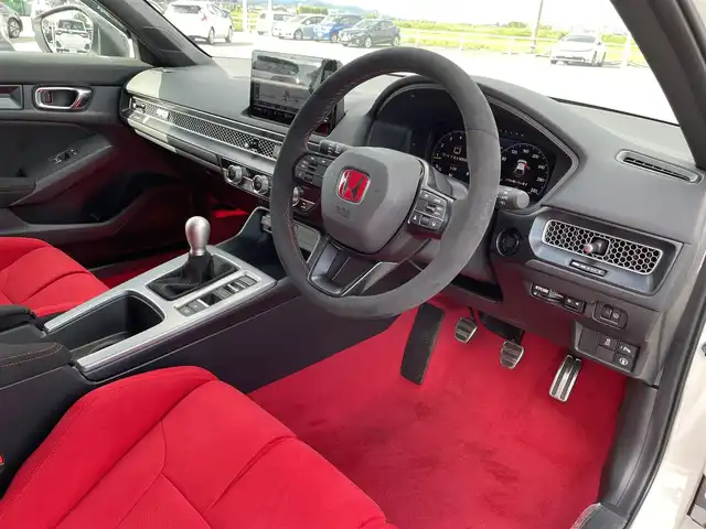 ホンダ シビック タイプR 佐賀県 2024(令6)年 0.3万km チャンピオンシップホワイト 純正9インチHonda CONNECTディスプレイ/・フルセグTV/AM/FM/USB/Bluetooth/・AppleCarPlay/AndroidAuto/バックカメラ/ビルトインETC2.0/電子パーキングブレーキ/BRAKE HOLD機能/前席Honda TYPE Rシート/TYPE R専用ステアリングホイール/アダプティブダンパーシステム/TYPE R専用サスペンション/19インチリバースリムアルミホイール/ Brembo社製フロント大径ベンチレーテッド2ピースディスクブレーキ（φ350mm）/Brembo社製フロントアルミ対向4ポットキャリパー/リアディスクブレーキ（φ305mm）/ステンレス製スポーツペダル/アルミ製シフトノブ/純正ドアバイザ―/新車時保証書/記録簿/取扱説明書/スペアキー１本/Honda SENSING/・衝突軽減ブレーキ（CMBS）/・路外逸脱抑制機能/・アダプティブクルーズコントロール（ACC）/・車線維持支援システム（LKAS）/・近距離衝突軽減ブレーキ/・先行車発進お知らせ機能/・標識認識機能/・ブラインドスポットインフォメーション/・パーキングセンサーシステム