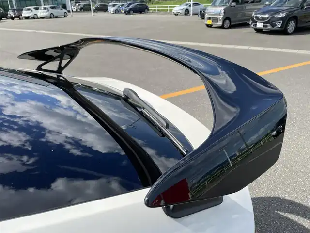 ホンダ シビック タイプR 佐賀県 2024(令6)年 0.3万km チャンピオンシップホワイト 純正9インチHonda CONNECTディスプレイ/・フルセグTV/AM/FM/USB/Bluetooth/・AppleCarPlay/AndroidAuto/バックカメラ/ビルトインETC2.0/電子パーキングブレーキ/BRAKE HOLD機能/前席Honda TYPE Rシート/TYPE R専用ステアリングホイール/アダプティブダンパーシステム/TYPE R専用サスペンション/19インチリバースリムアルミホイール/ Brembo社製フロント大径ベンチレーテッド2ピースディスクブレーキ（φ350mm）/Brembo社製フロントアルミ対向4ポットキャリパー/リアディスクブレーキ（φ305mm）/ステンレス製スポーツペダル/アルミ製シフトノブ/純正ドアバイザ―/新車時保証書/記録簿/取扱説明書/スペアキー１本/Honda SENSING/・衝突軽減ブレーキ（CMBS）/・路外逸脱抑制機能/・アダプティブクルーズコントロール（ACC）/・車線維持支援システム（LKAS）/・近距離衝突軽減ブレーキ/・先行車発進お知らせ機能/・標識認識機能/・ブラインドスポットインフォメーション/・パーキングセンサーシステム