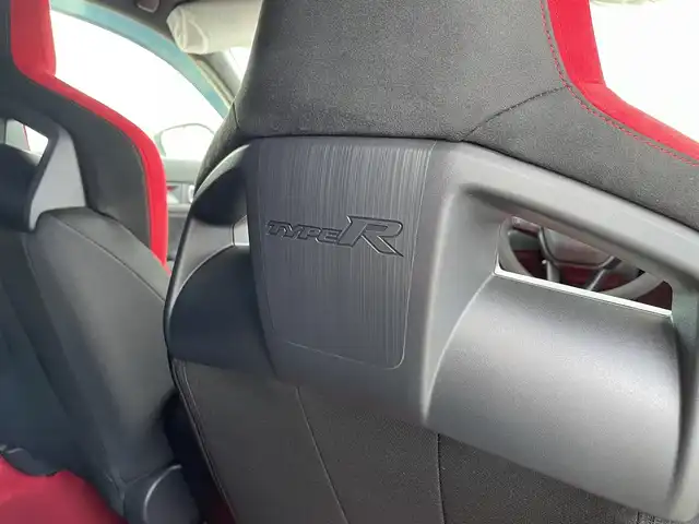 ホンダ シビック タイプR 佐賀県 2024(令6)年 0.3万km チャンピオンシップホワイト 純正9インチHonda CONNECTディスプレイ/・フルセグTV/AM/FM/USB/Bluetooth/・AppleCarPlay/AndroidAuto/バックカメラ/ビルトインETC2.0/電子パーキングブレーキ/BRAKE HOLD機能/前席Honda TYPE Rシート/TYPE R専用ステアリングホイール/アダプティブダンパーシステム/TYPE R専用サスペンション/19インチリバースリムアルミホイール/ Brembo社製フロント大径ベンチレーテッド2ピースディスクブレーキ（φ350mm）/Brembo社製フロントアルミ対向4ポットキャリパー/リアディスクブレーキ（φ305mm）/ステンレス製スポーツペダル/アルミ製シフトノブ/純正ドアバイザ―/新車時保証書/記録簿/取扱説明書/スペアキー１本/Honda SENSING/・衝突軽減ブレーキ（CMBS）/・路外逸脱抑制機能/・アダプティブクルーズコントロール（ACC）/・車線維持支援システム（LKAS）/・近距離衝突軽減ブレーキ/・先行車発進お知らせ機能/・標識認識機能/・ブラインドスポットインフォメーション/・パーキングセンサーシステム