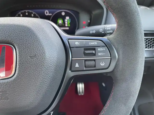 ホンダ シビック タイプR 佐賀県 2024(令6)年 0.3万km チャンピオンシップホワイト 純正9インチHonda CONNECTディスプレイ/・フルセグTV/AM/FM/USB/Bluetooth/・AppleCarPlay/AndroidAuto/バックカメラ/ビルトインETC2.0/電子パーキングブレーキ/BRAKE HOLD機能/前席Honda TYPE Rシート/TYPE R専用ステアリングホイール/アダプティブダンパーシステム/TYPE R専用サスペンション/19インチリバースリムアルミホイール/ Brembo社製フロント大径ベンチレーテッド2ピースディスクブレーキ（φ350mm）/Brembo社製フロントアルミ対向4ポットキャリパー/リアディスクブレーキ（φ305mm）/ステンレス製スポーツペダル/アルミ製シフトノブ/純正ドアバイザ―/新車時保証書/記録簿/取扱説明書/スペアキー１本/Honda SENSING/・衝突軽減ブレーキ（CMBS）/・路外逸脱抑制機能/・アダプティブクルーズコントロール（ACC）/・車線維持支援システム（LKAS）/・近距離衝突軽減ブレーキ/・先行車発進お知らせ機能/・標識認識機能/・ブラインドスポットインフォメーション/・パーキングセンサーシステム