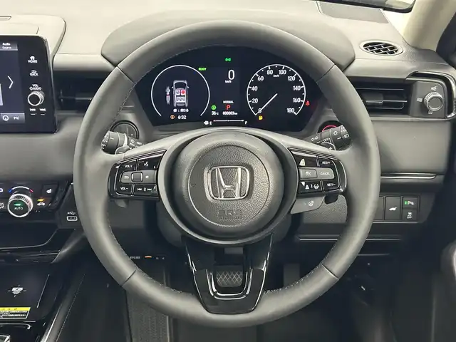 ホンダ ヴェゼル ハイブリッド e:HEV Z 熊本県 2025(令7)年 0.1千km クリスタルブラックパール 登録済未使用車/純正ナビ（ＡｐｐｌＣａｒＰｌａｙ・ＡｎｄｒｏｉｄＡｕｔｏ・ＢＴ・フルセグ・ＵＳＢ）/バックカメラ　/ビルトインＥＴＣ２．０　/ホンダセンシング/・レーダークルーズコントロール　/・ブラインドスポットモニター/・衝突軽減ブレーキ/・誤発進制御機能/・路外逸脱制御機能/・車線維持支援システム/・先行車発進お知らせ機能/・標識認識機能/横滑り防止/ダウンヒルアシスト/前席シートヒーター/ステアリングヒーター/置くだけ充電/パワーバックドア/ハーフレザーシート/純正１８インチAW/オートライト/LEDヘッドライト/スマートキー/プッシュスタート/スペアキー1本/保証書/取扱説明書