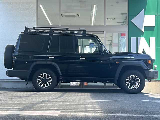 トヨタ ランドクルーザー AX 愛知県 2024(令6)年 1万km アティチュードブラックマイカ ワンオーナー/禁煙車/ユピテルArgusセキュリティシステム/パートタイム4WD/トヨタセーフティーセンス/カロッツェリアディスプレイオーディオ/バックカメラ/ETC/クルーズコントロール/ヒルスタートアシストコントロール/ダウンヒルアシストコントロール/ドライブレコーダー/オートLEDヘッドライト/背面タイヤ/純正１６インチアルミホイール/デュアルモードオートマチックロッキングハブ/電動デフロック