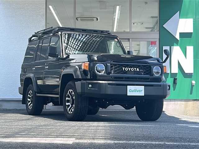 トヨタ ランドクルーザー AX 愛知県 2024(令6)年 1万km アティチュードブラックマイカ ワンオーナー/禁煙車/ユピテルArgusセキュリティシステム/パートタイム4WD/トヨタセーフティーセンス/カロッツェリアディスプレイオーディオ/バックカメラ/ETC/クルーズコントロール/ヒルスタートアシストコントロール/ダウンヒルアシストコントロール/ドライブレコーダー/オートLEDヘッドライト/背面タイヤ/純正１６インチアルミホイール/デュアルモードオートマチックロッキングハブ/電動デフロック