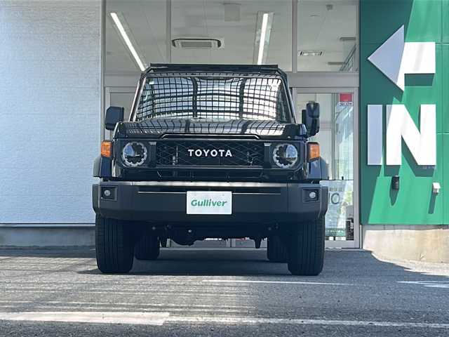 トヨタ ランドクルーザー AX 愛知県 2024(令6)年 1万km アティチュードブラックマイカ ワンオーナー/禁煙車/ユピテルArgusセキュリティシステム/パートタイム4WD/トヨタセーフティーセンス/カロッツェリアディスプレイオーディオ/バックカメラ/ETC/クルーズコントロール/ヒルスタートアシストコントロール/ダウンヒルアシストコントロール/ドライブレコーダー/オートLEDヘッドライト/背面タイヤ/純正１６インチアルミホイール/デュアルモードオートマチックロッキングハブ/電動デフロック
