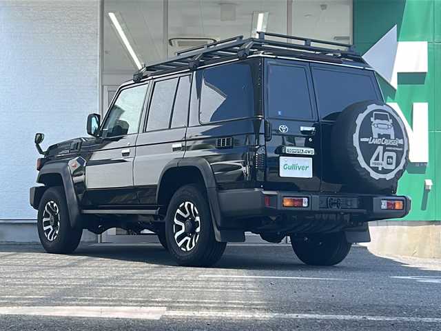 トヨタ ランドクルーザー AX 愛知県 2024(令6)年 1万km アティチュードブラックマイカ ワンオーナー/禁煙車/ユピテルArgusセキュリティシステム/パートタイム4WD/トヨタセーフティーセンス/カロッツェリアディスプレイオーディオ/バックカメラ/ETC/クルーズコントロール/ヒルスタートアシストコントロール/ダウンヒルアシストコントロール/ドライブレコーダー/オートLEDヘッドライト/背面タイヤ/純正１６インチアルミホイール/デュアルモードオートマチックロッキングハブ/電動デフロック