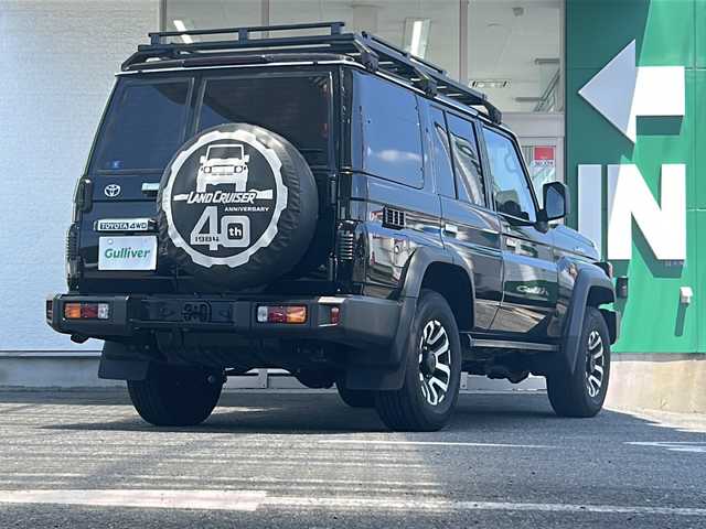 トヨタ ランドクルーザー AX 愛知県 2024(令6)年 1万km アティチュードブラックマイカ ワンオーナー/禁煙車/ユピテルArgusセキュリティシステム/パートタイム4WD/トヨタセーフティーセンス/カロッツェリアディスプレイオーディオ/バックカメラ/ETC/クルーズコントロール/ヒルスタートアシストコントロール/ダウンヒルアシストコントロール/ドライブレコーダー/オートLEDヘッドライト/背面タイヤ/純正１６インチアルミホイール/デュアルモードオートマチックロッキングハブ/電動デフロック